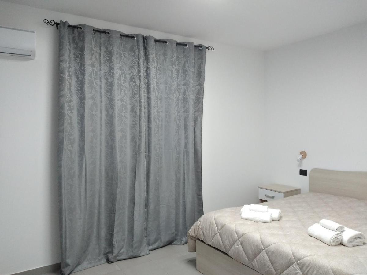 La Dama Bianca Bovo Marina Hotel มอนตาลเลโกร ภายนอก รูปภาพ